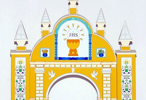 Detalle de una de las portadas del Corpus Christi de 2014 con el arco de la Macarena