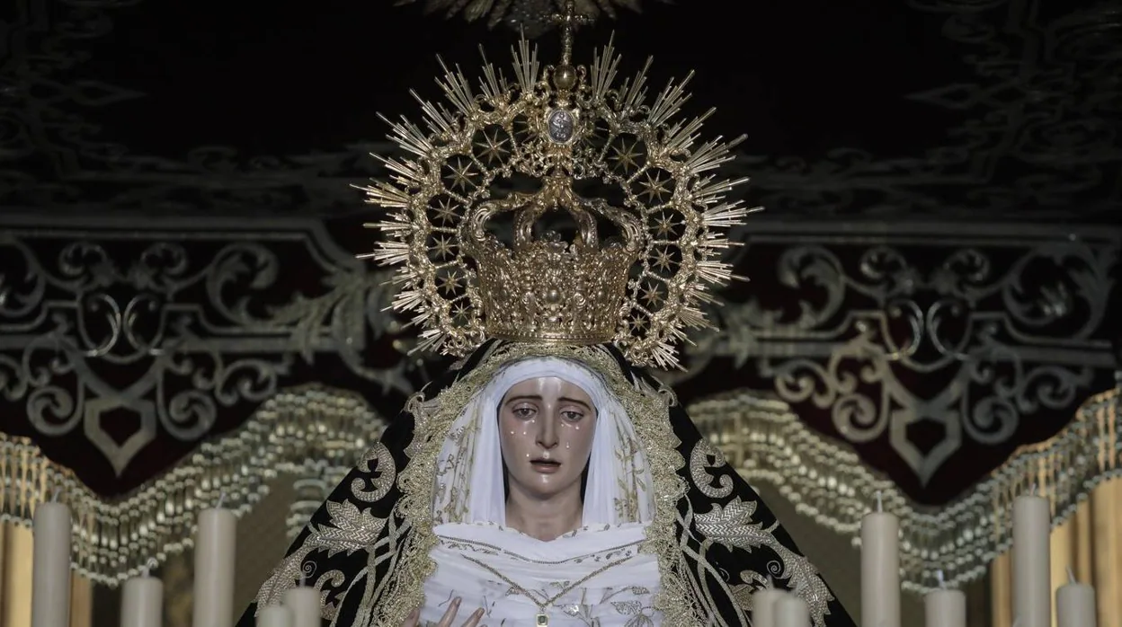 La Virgen de los Dolores en su paso de palio