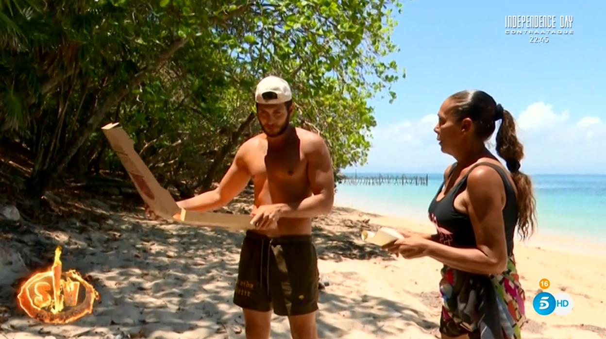 Isabel y Omar rechazaron la pizza como buenos supervivientes para poder llevar leña y mantener el fuego durante toda la semana
