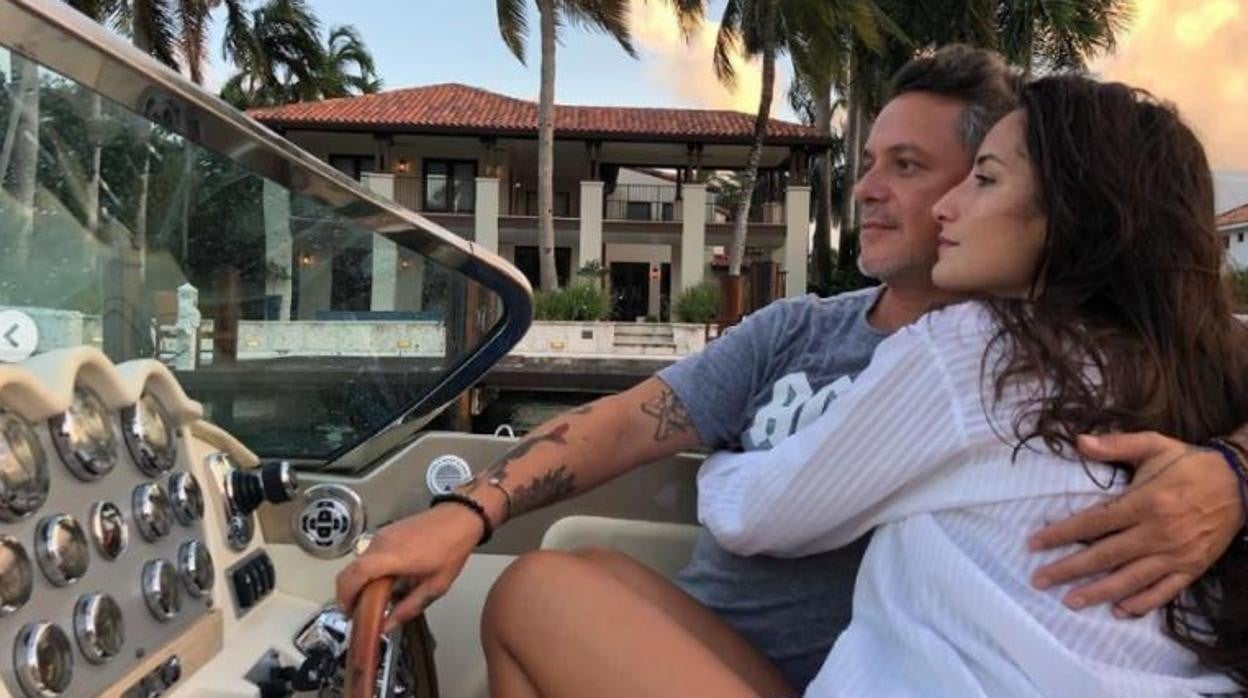 Alejandro Sanz junto a Rachel Valdés en una foto de este verano