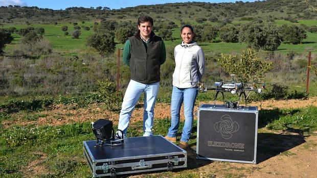 Pedro Millán y Marina Lietti junto a sus dos drones