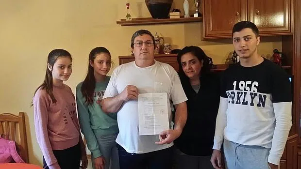 Juan Carlos Monroy y su familia, con la sentencia favorable
