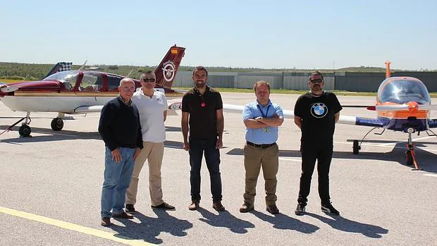 Luis Iglesias, Diego Ramos, Elías Garzón y Juan Benítez en el aeródromo de La Juliana