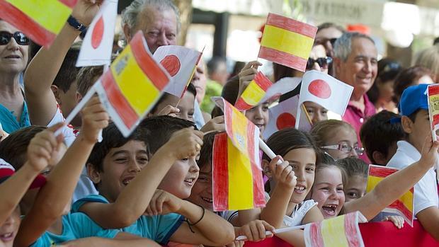 Niños de Coria ondean banderas de España y Japón