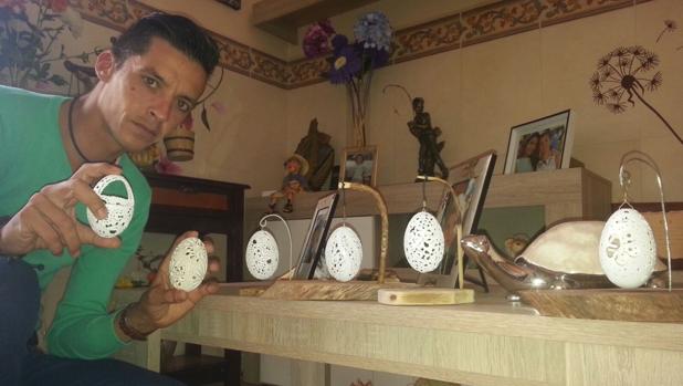 Constantina pone de moda las lámparas de cáscara de huevos de avestruz y de oca