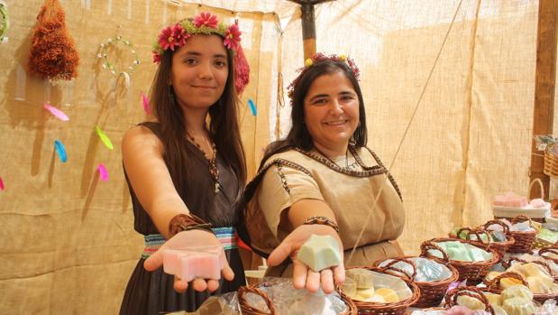 Madre e hija muestran sus jabones naturales en la Feria Medieval de Alanís