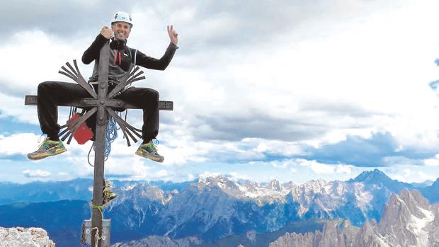 José Antonio Bellido en la cima grande de Lavaredo, en los Dolomitas