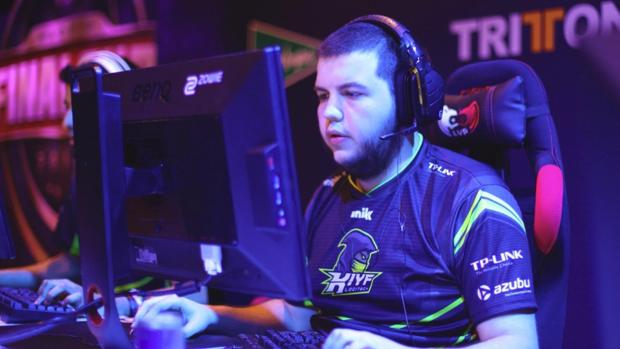 Iván González Gamero, jugando en su ordenador