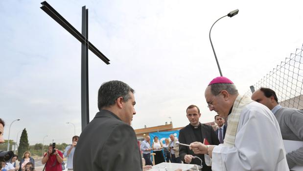 El arzobispo de Sevilla, monseñor Asenjo, bendice la primera piedra de la nueva parroquia de Montequinto