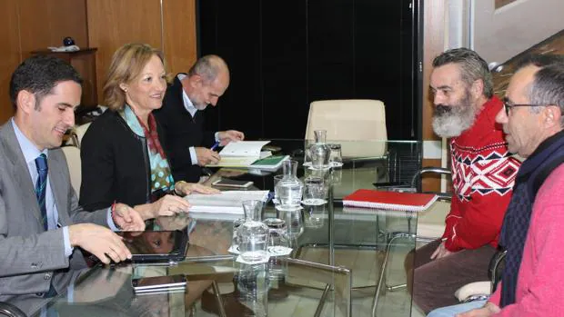 La consejera de Agricultura, Carmen Ortiz, se reunió con el alcalde de Marinaleda, Juan Manuel Sánchez Gordillo