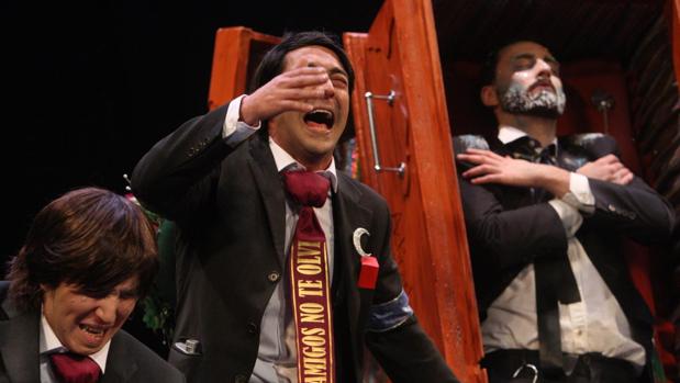 La chirigota sevillana «No te vayas todavía», durante su actuación en el Teatro Falla