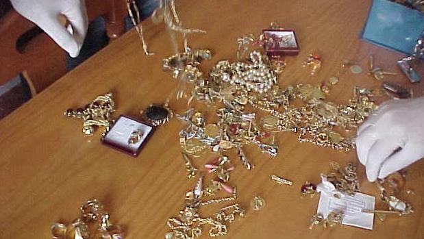 Imagen de archivo de unas joyas recuperadas en una operación policial desarrollada en Sevilla