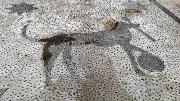 Perro en el empedrado de la puerta de la iglesia de Santo Domingo de Osuna