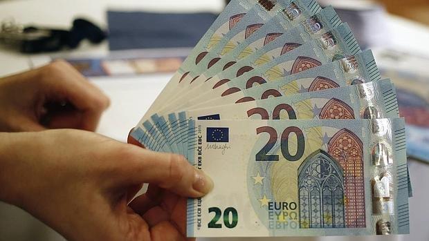 Varios billetes de 20 euros, estos sí de curso legal