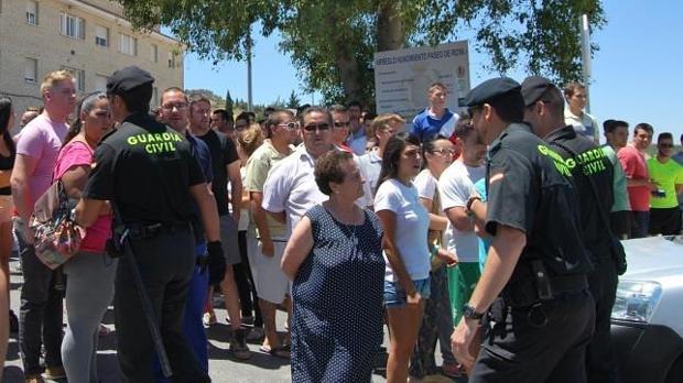 Varios agentes tratan de calmar los ánimos de los vecinos en una de las manifestaciones organizadas en 2014