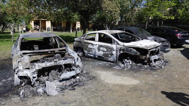 Calcinados nueve vehículos de Cabify que reforzaban el servicio de coches con conductor en la Feria de Abril