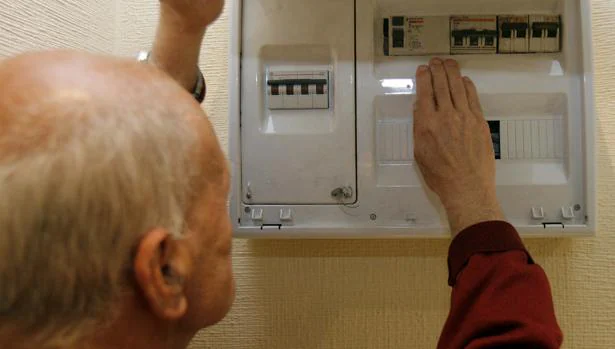 Un hombre observa el contador de luz de su casa