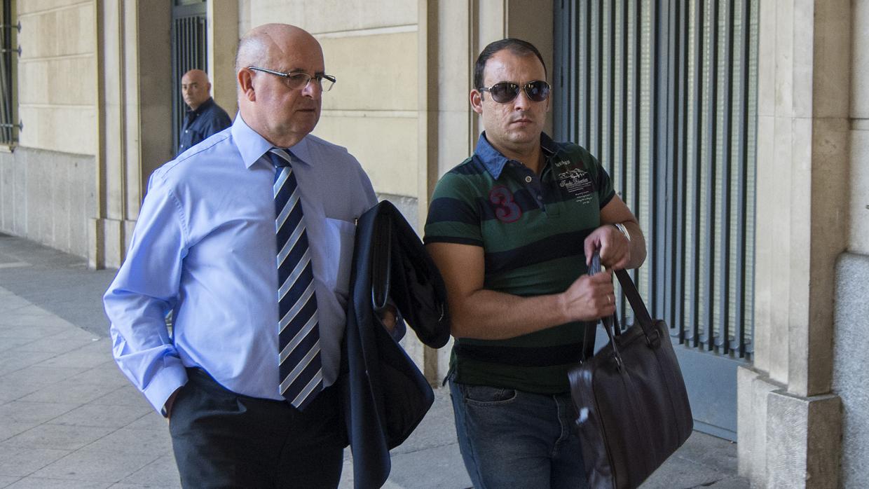 A la derecha, Valentín López, alcalde de Burguillos, llega a los juzgados con el secretario municipal