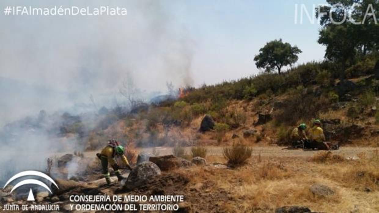 Bomberos del Infoca en el incendio de Almadén