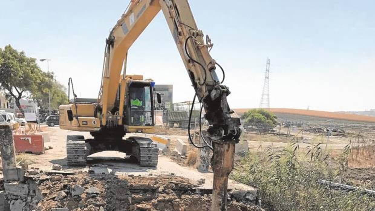 Trabajos de demolición en el puente del Peregrino