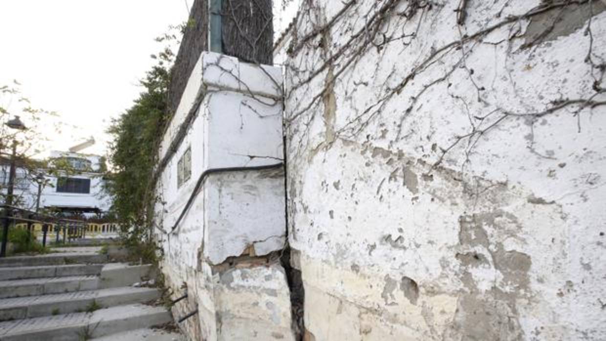 Un muro de contención de una de las viviendas de la urbanización Sport Aljarafe de Tomares