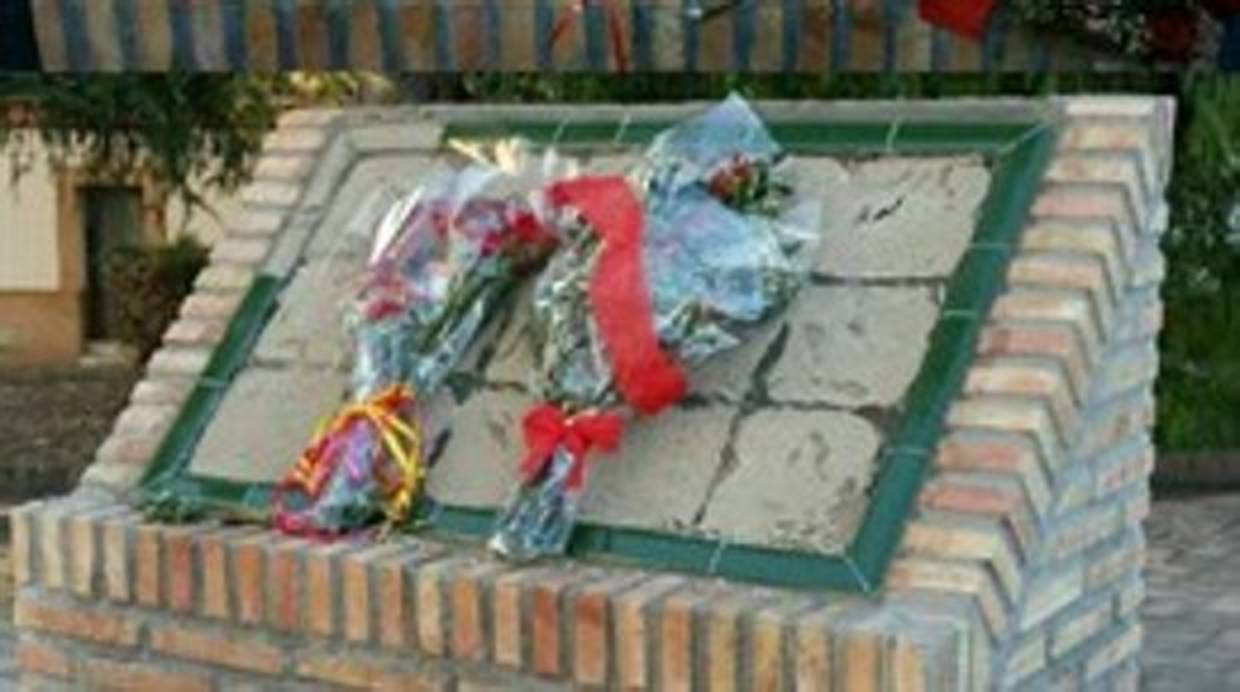 Estado actual del monolito tras perder los azulejos en un acto vandálico