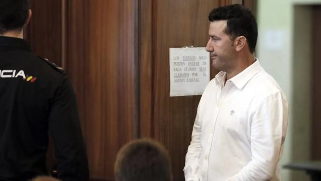 Manuel Rodríguez entra en la sala de vista en esta segunda jornada del juicio