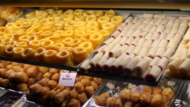 Las pastelerías llenan estos días sus escaparates de huesos de santo y buñuelos
