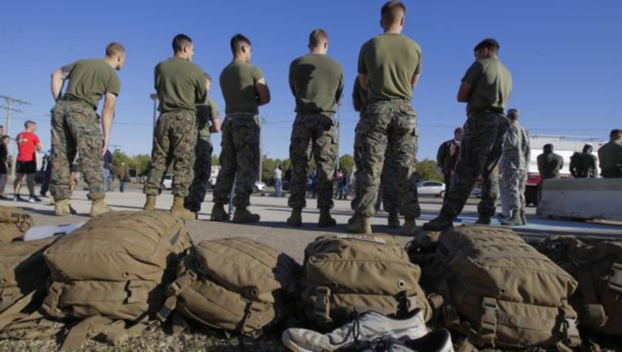 Soldados norteamericanos aguardan las instrucciones de sus superiores, ayer, en la base aérea de Morón