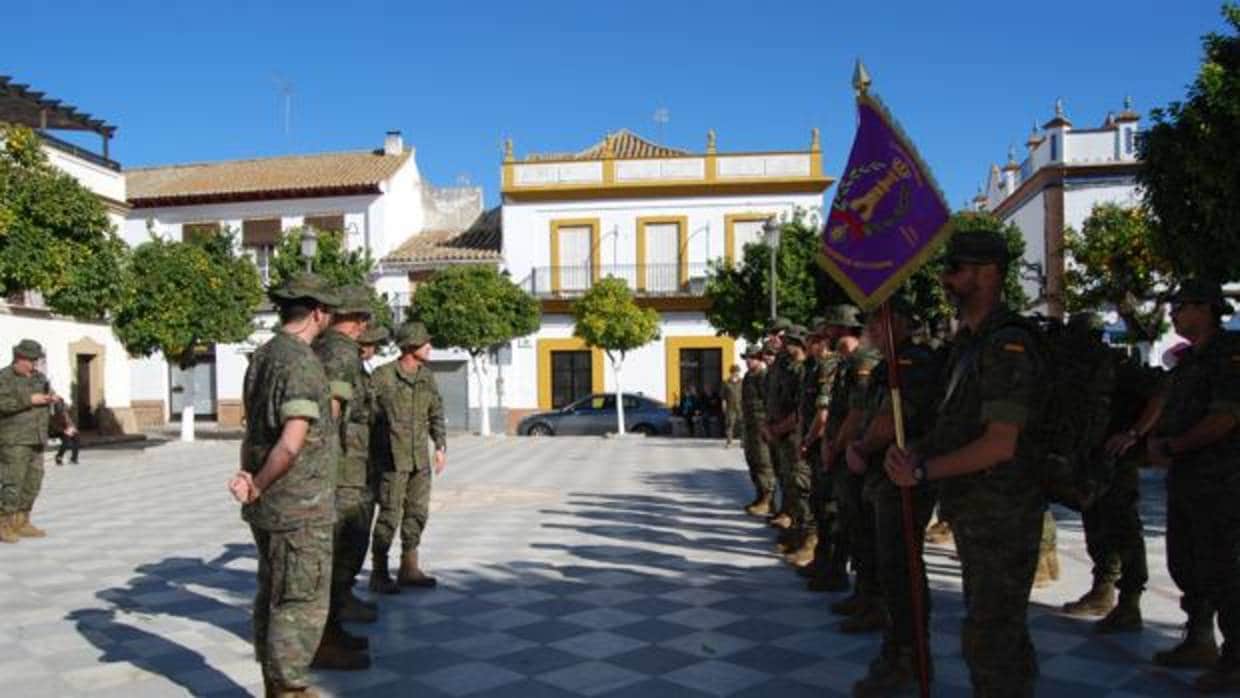 Los militares, este martes, durante la parada realizada en la plaza del Ayuntamiento de Lora del Río