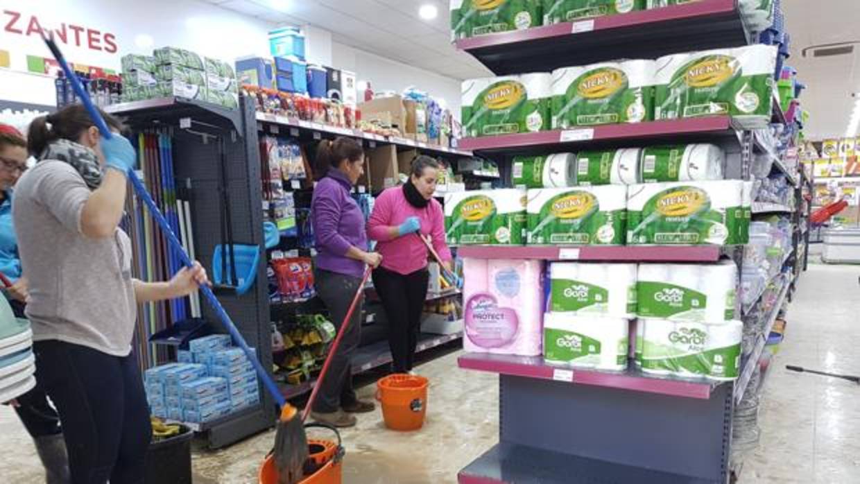 Trabajadoras de MaxiBarato se afanan en la limpieza del comercio tras las lluvias caídas