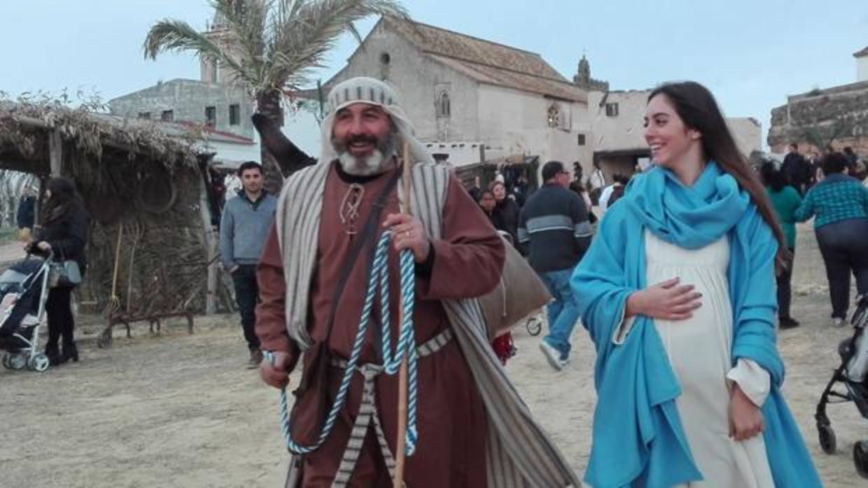 Dos figurantes pasean como San José y la Virgen María por el belén viviente de Sanlúcar la Mayor