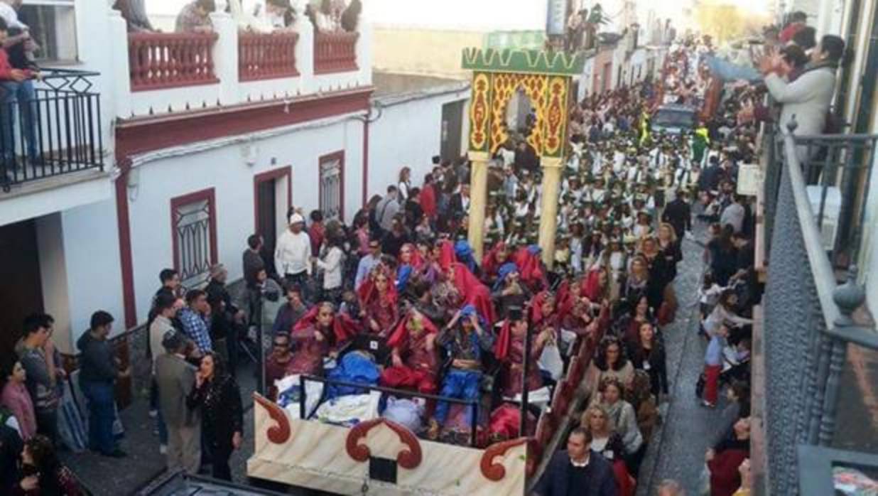 Una carroza de la cabalgata de Reyes Magos de 2017 en Los Palacios
