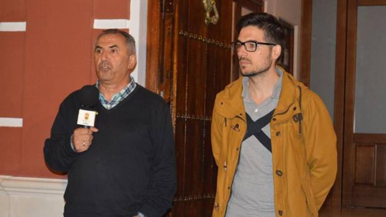 Antonio Nogales (izquierda), alcalde de Pedrera