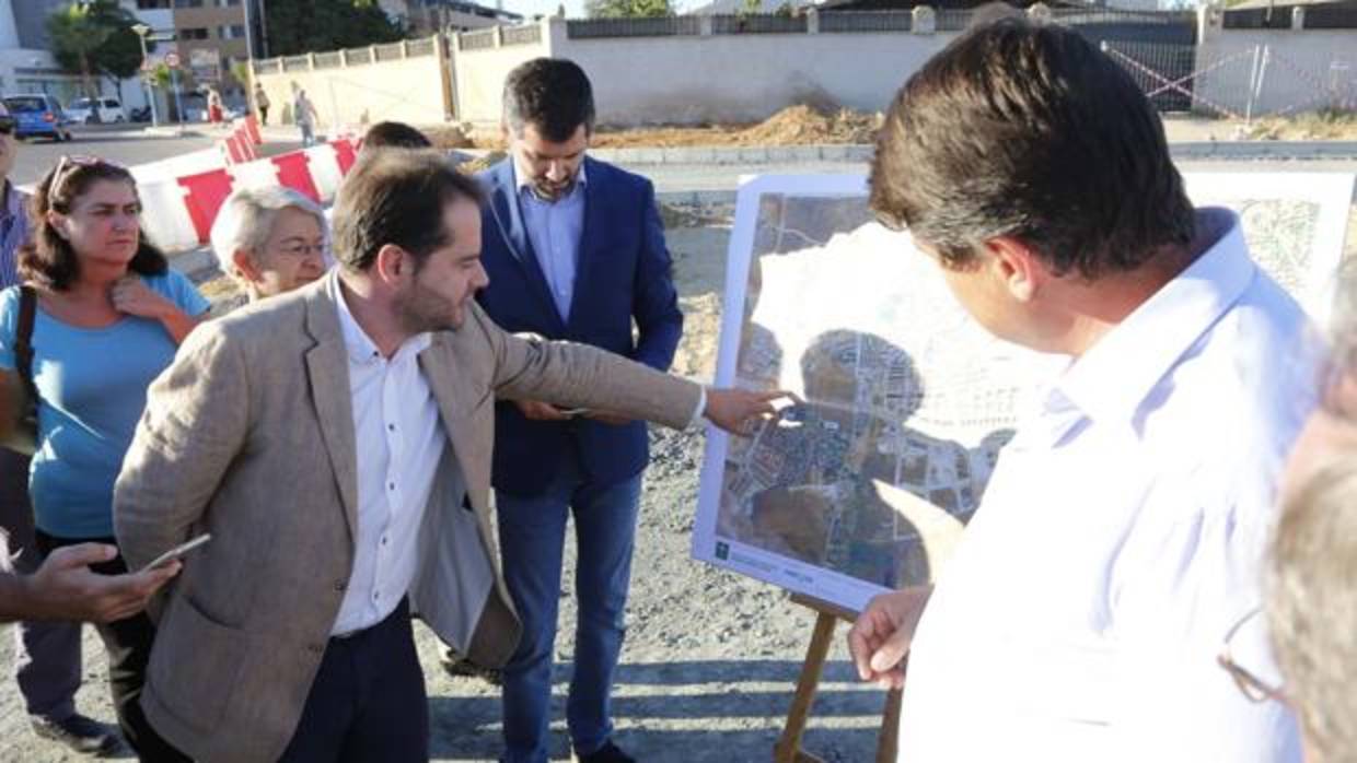 El alcalde Antonio Conde analizando los planos de la Ronda Sur