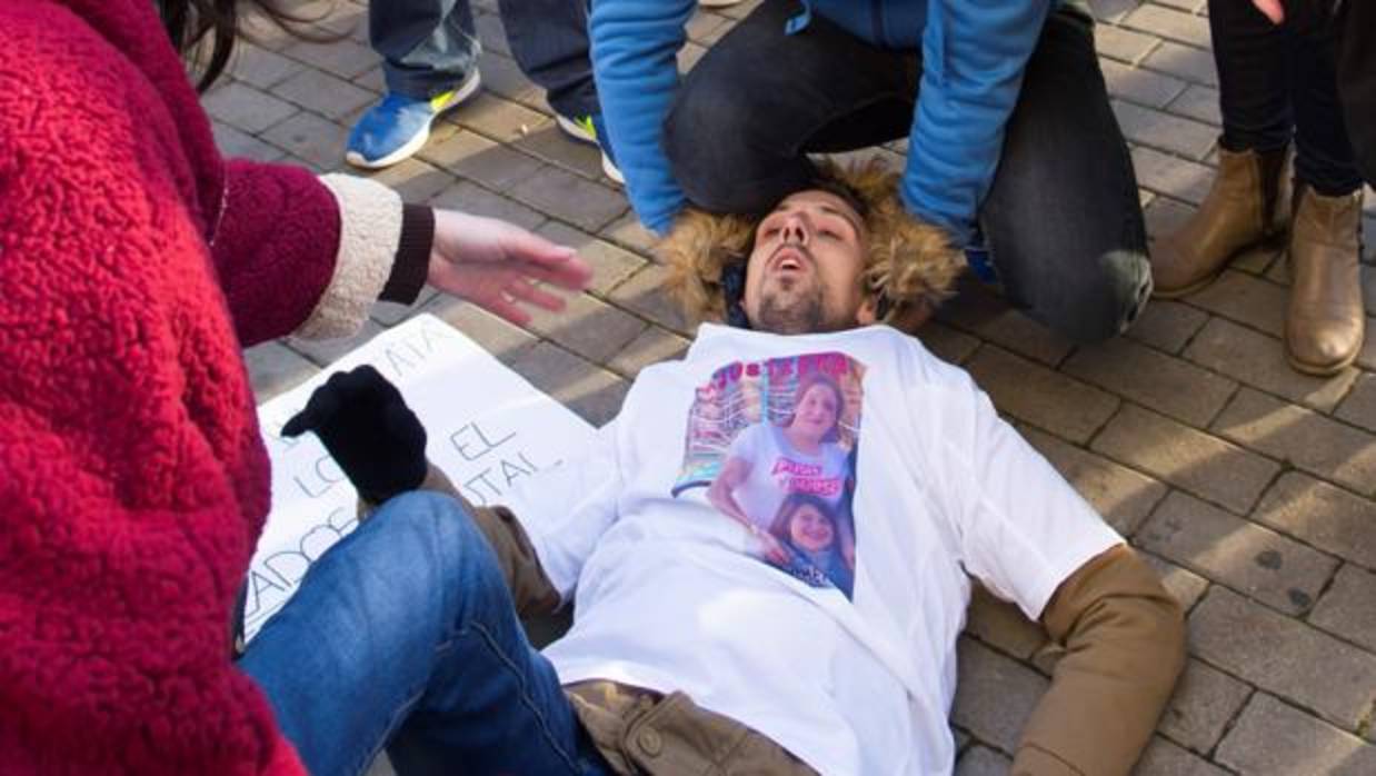 Joaquín Begines ha tenido que ser atendido por las personas que se encontraban con él en los juzgados sevillanos