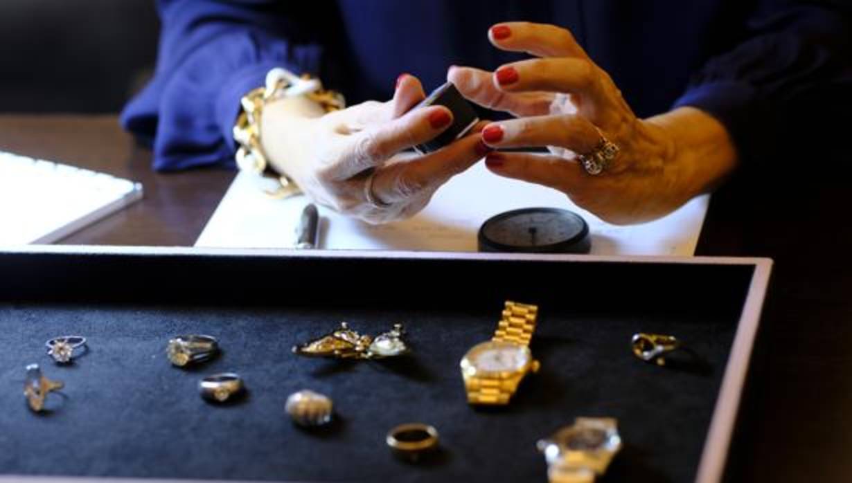 Una pareja de La Rinconada ha sido detenida por robar 53.000 euros en efectivo y joyas