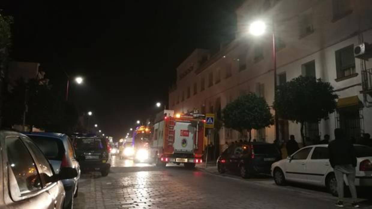 Tres camiones de bomberos intervinieron anoche en el fuego en un bloque de edificios en Utrera