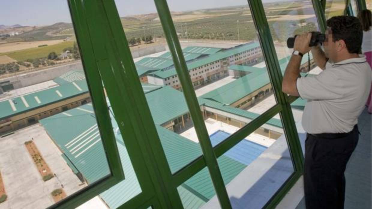 El sindicato Acaip ha denunciado la agresión de un preso a tres funcionarios en la cárcel de Morón