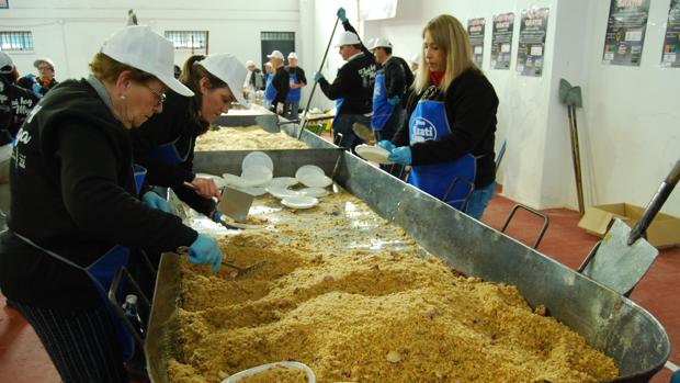 Miles de visitantes desafían al viento y se deleitan con 1.600 kilos de migas gratis en Lora del Río