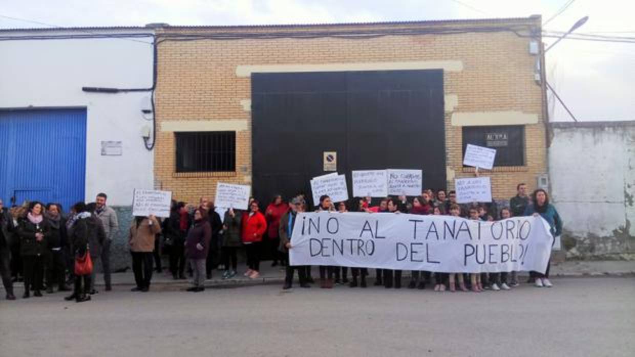 Concentración de los vecinos, ayer, en Fuentes de Andalucía contra la construcción de un tanatorio