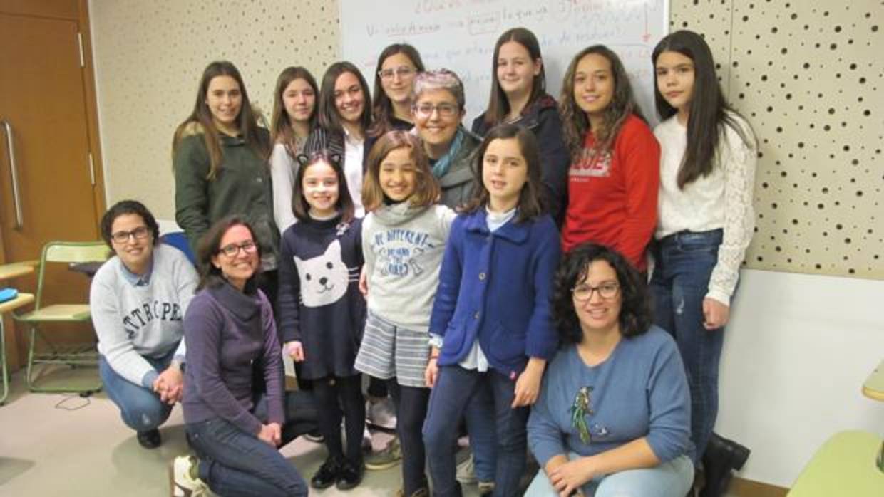 Las estudiantes y sus mentoras se reúnen semanalmente en la Casa de la Juventud