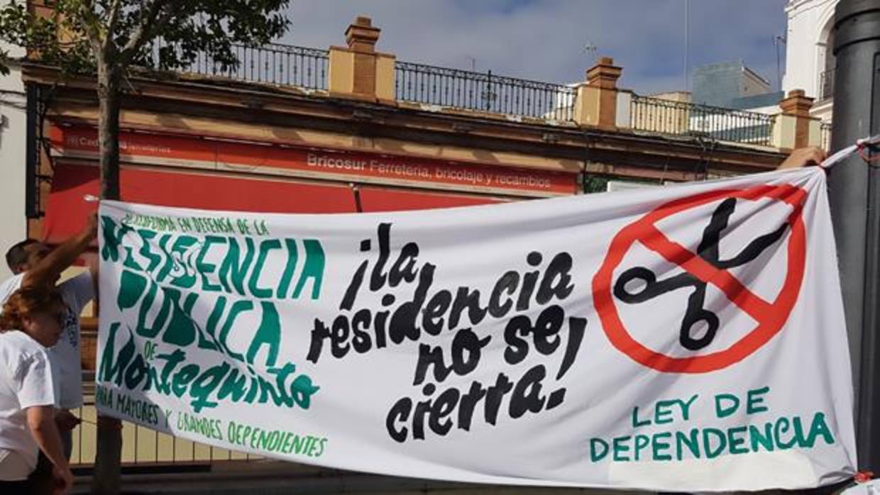 La Plataforma en defensa de la Residencia de Montequinto lleva manifestándose desde hace siete años