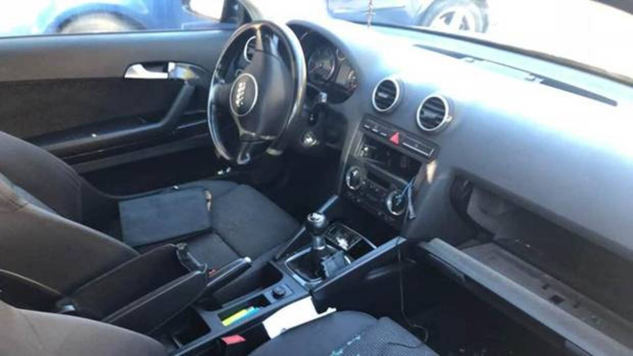 Uno de los coches que ha sufrido el robo de su radio en los últimos días