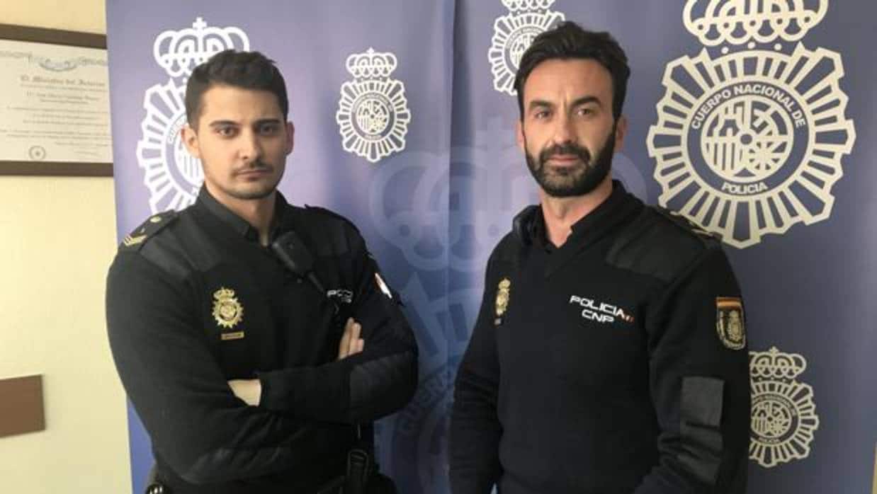David Sánchez (izquierda) y Manuel Chacón, los dos policías que salvaron la vida a una mujer en Alcalá