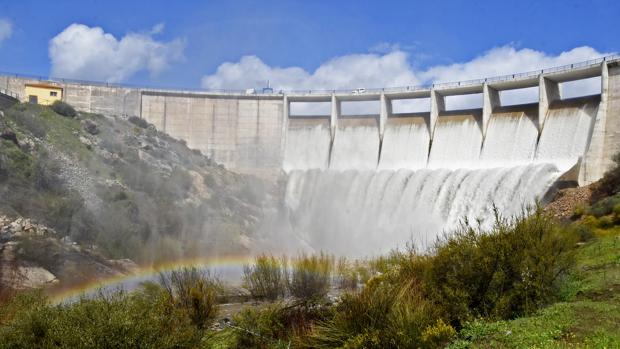 El pantano de Melonares desembalsando agua