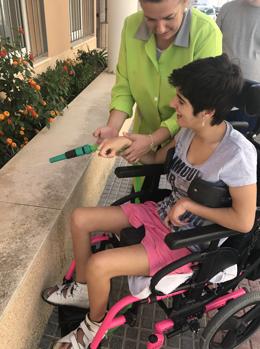 Una usuaria y su monitora