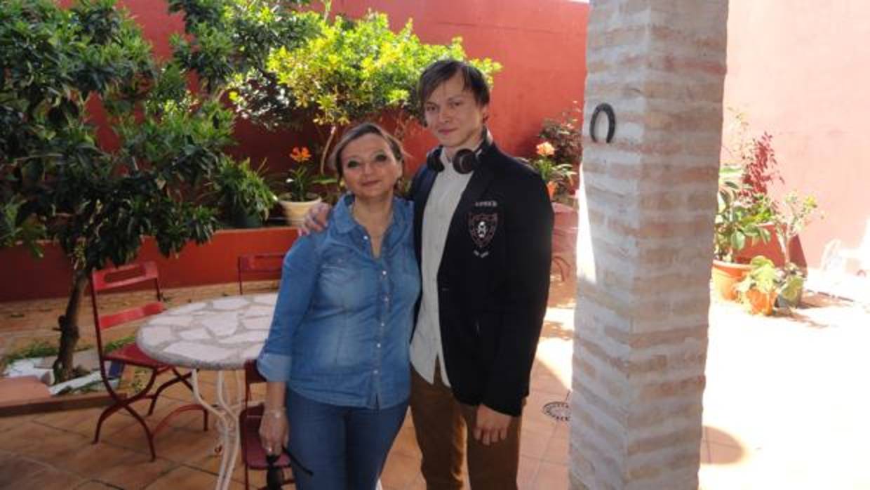 Azat y su madre Dilara durante una visita turística a Carmona en 2014
