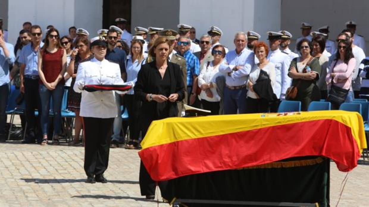 La ministra Cospedal ha presidido el funeral, este domingo, por el militar sevillano Antonio Carrero