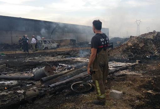 Los bomberos apagan el fuego originado el lunes en una nave de Camas